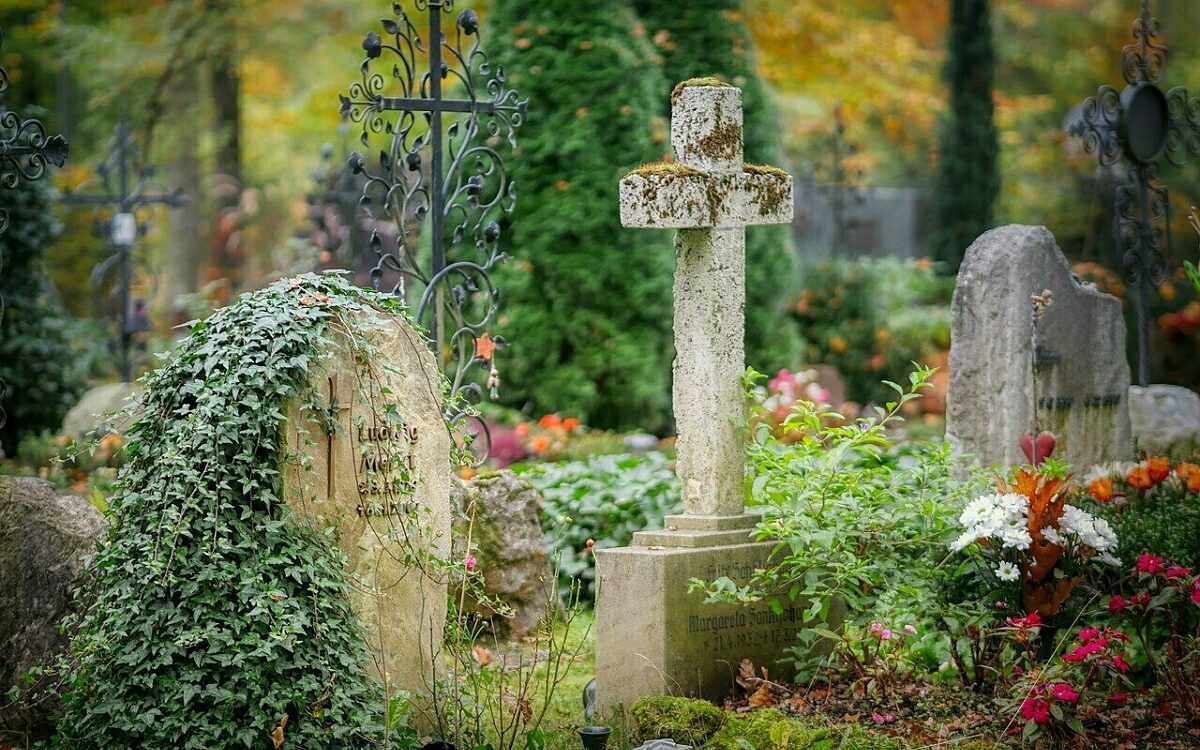 Friedhof grab kreuz Friedhof grab kreuz